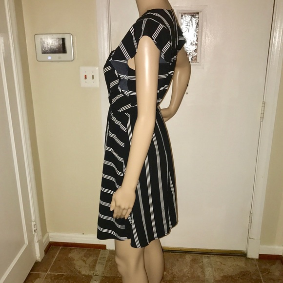 Women's Black & White Low Cut Short Sleeved Striped Mini Skater Dress-Size Small - Picture 10 of 10